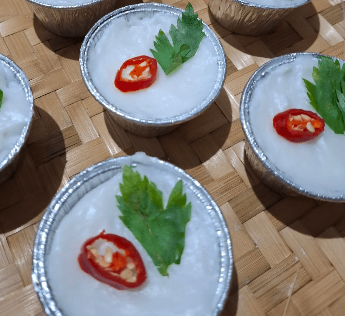 Bongko mentuk dalam cup foil dengan topping cabai dan daun