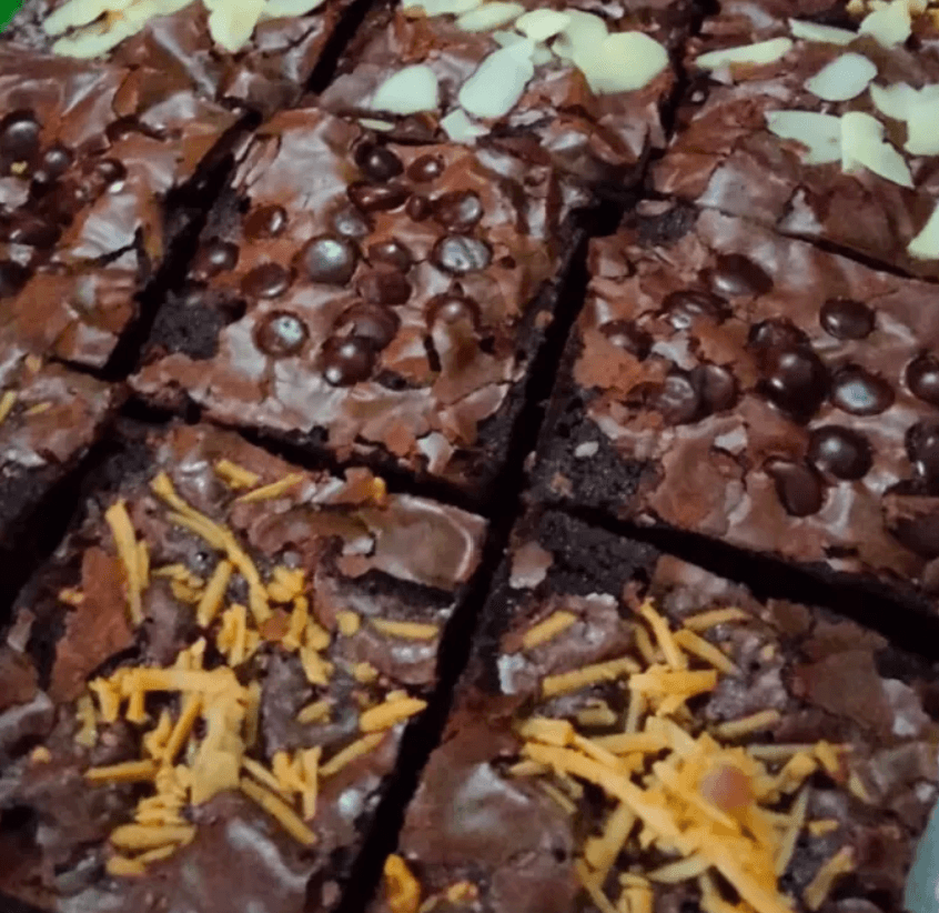 Brownies panggang dengan topping kacang almond