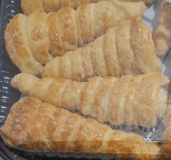 Kue cum-cum, pastry goreng berbentuk pilin seperti cumi