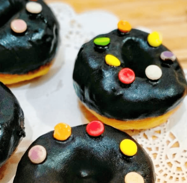 Donat kentang dengan topping cokelat