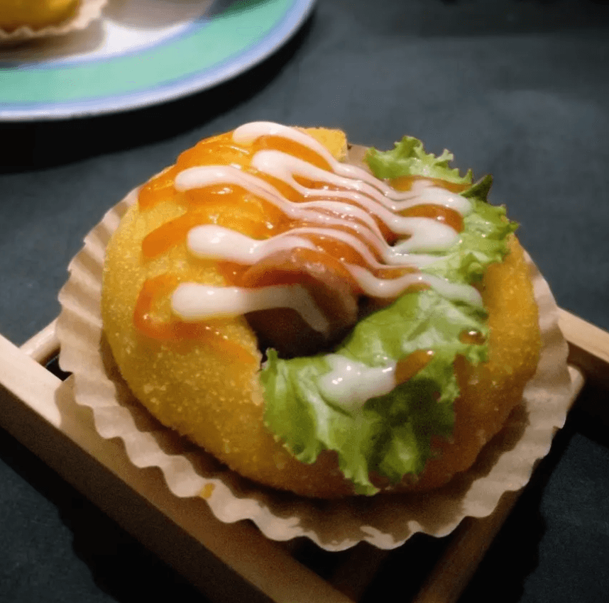Donat gurih isi sosis