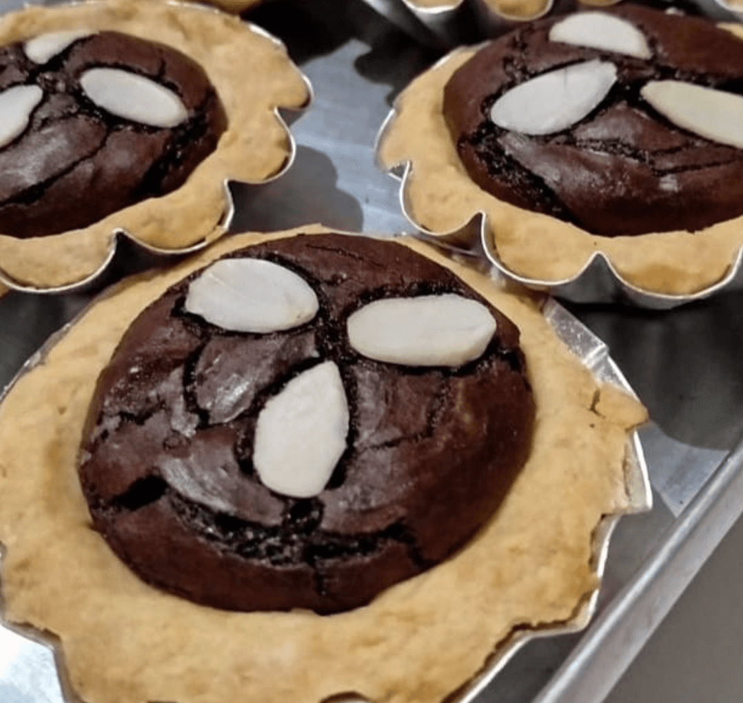 Pie brownies mini dengan topping kacang almond