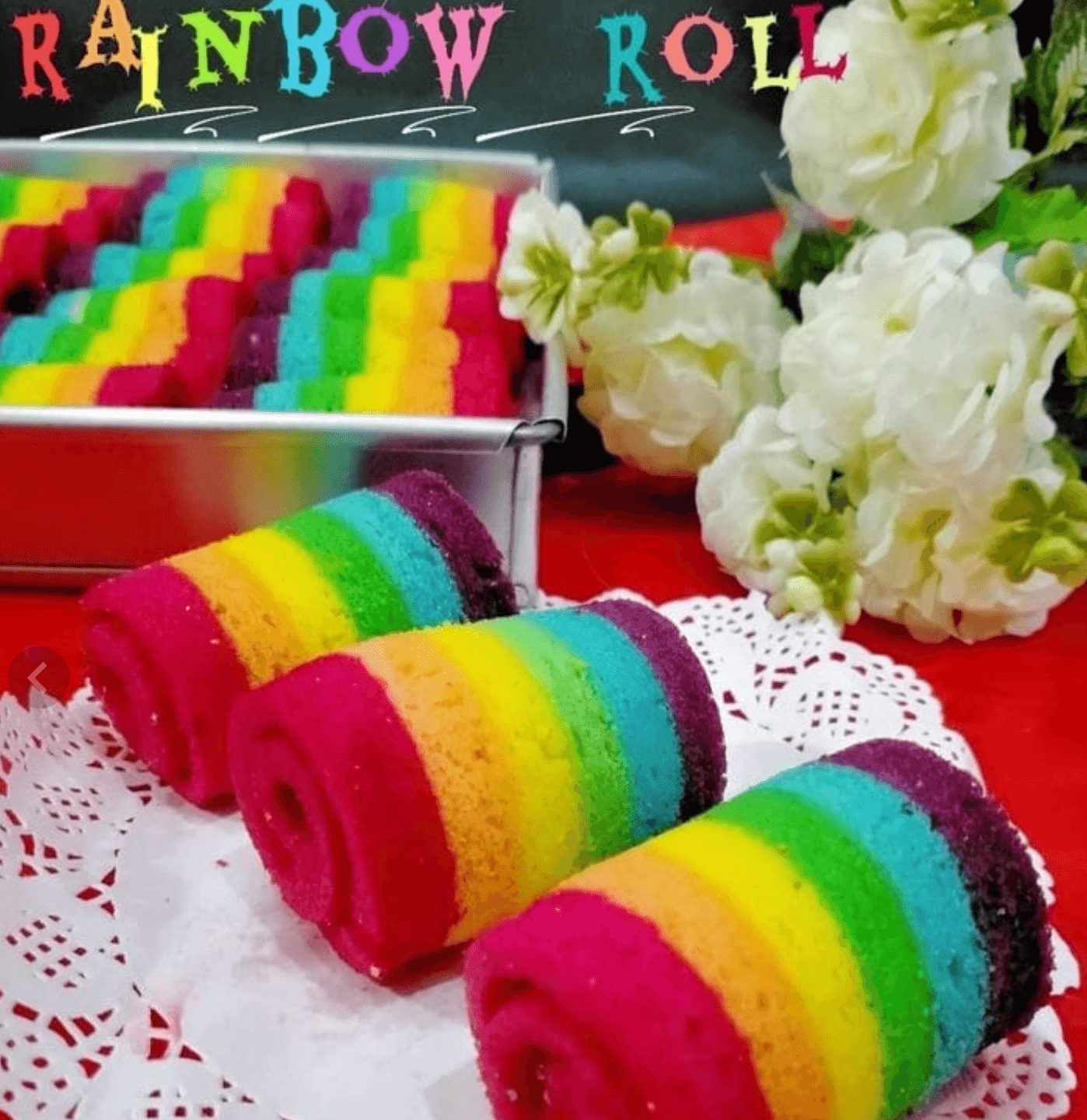 Rainbow roll cake berlapis warna-warni yang diiris menampilkan lapisan pelangi