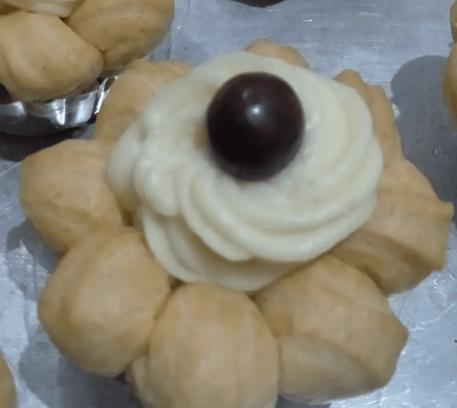 Soes bunga dengan vla lembut dan cokelat bulat di tengahnya